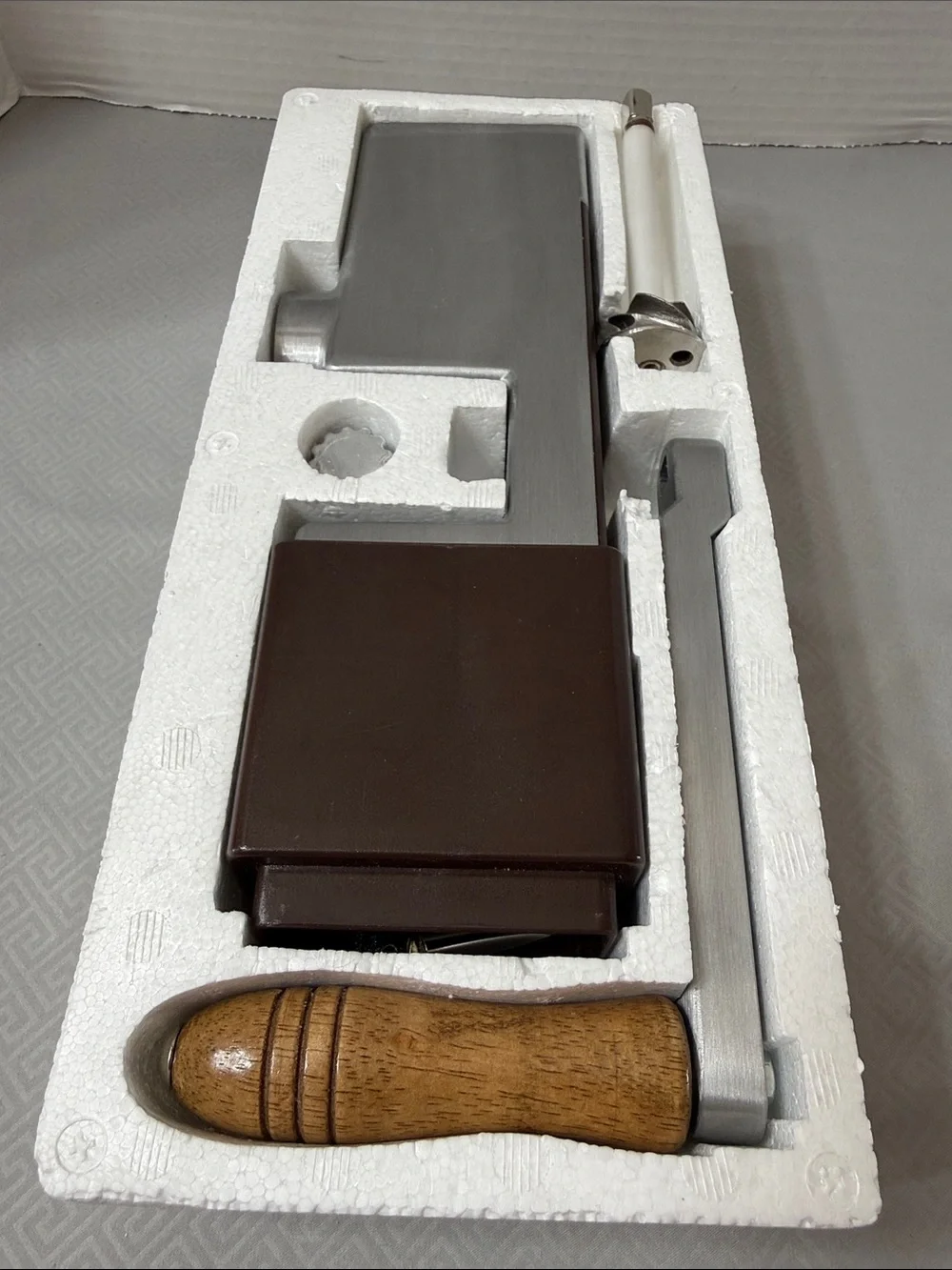 Vtg  Back to Basics Manual Hand Crank Wood Handle Grain Mill Grinder Model #555
